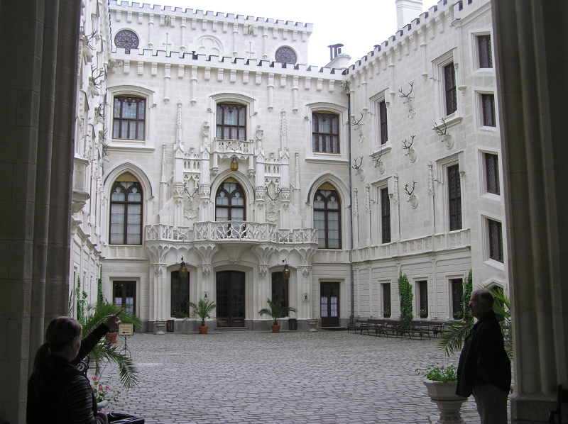 125 Inner_courtyard_Hluboka_castle_czech_republic.jpg